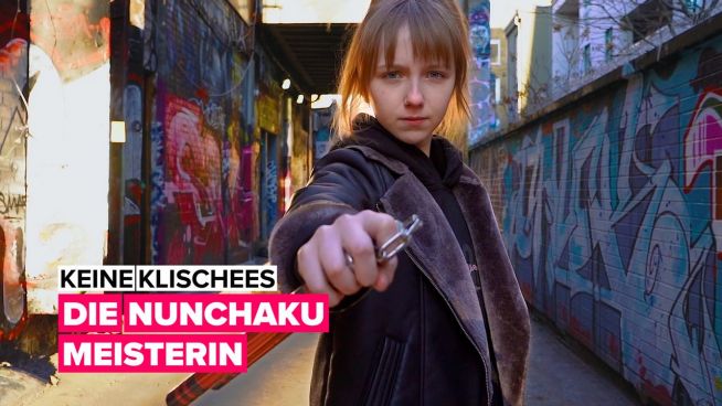 Keine Klischees: das Nunchakus Mädchen